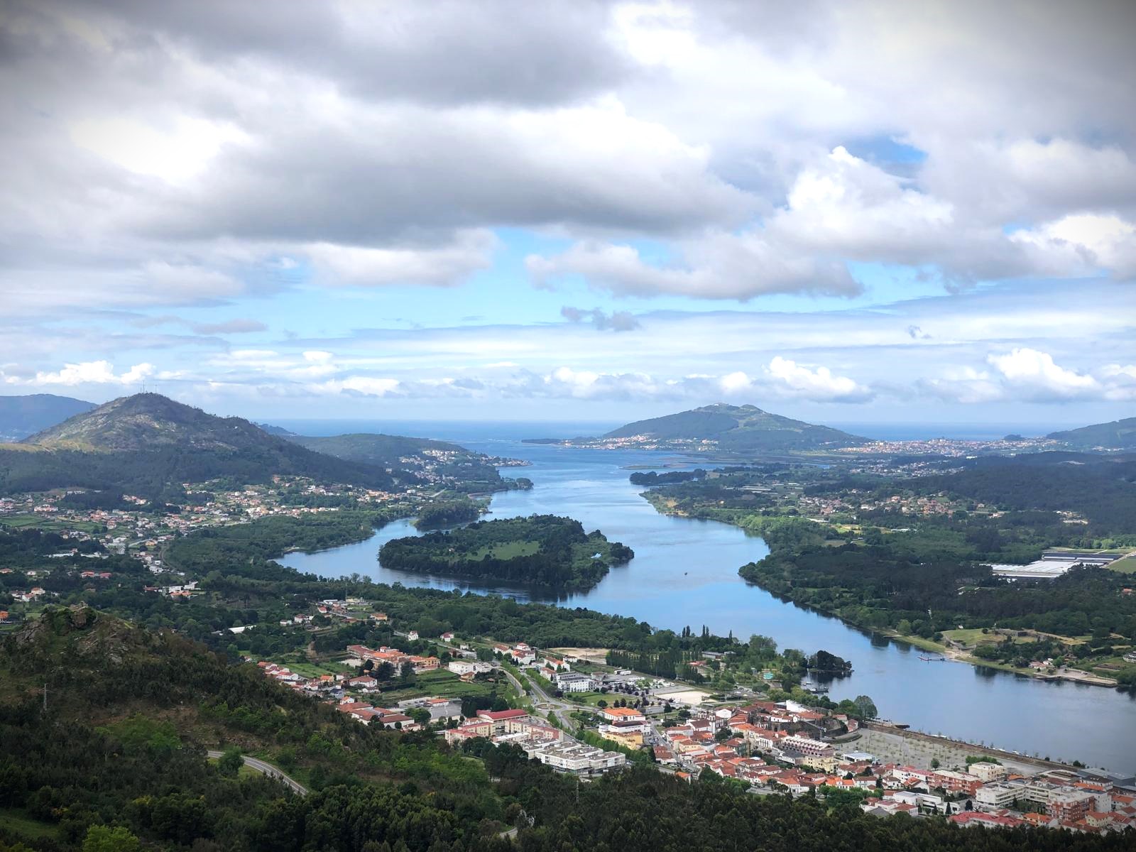 Vista sobre o Rio Minho e a paisagem verde do Alto Minho