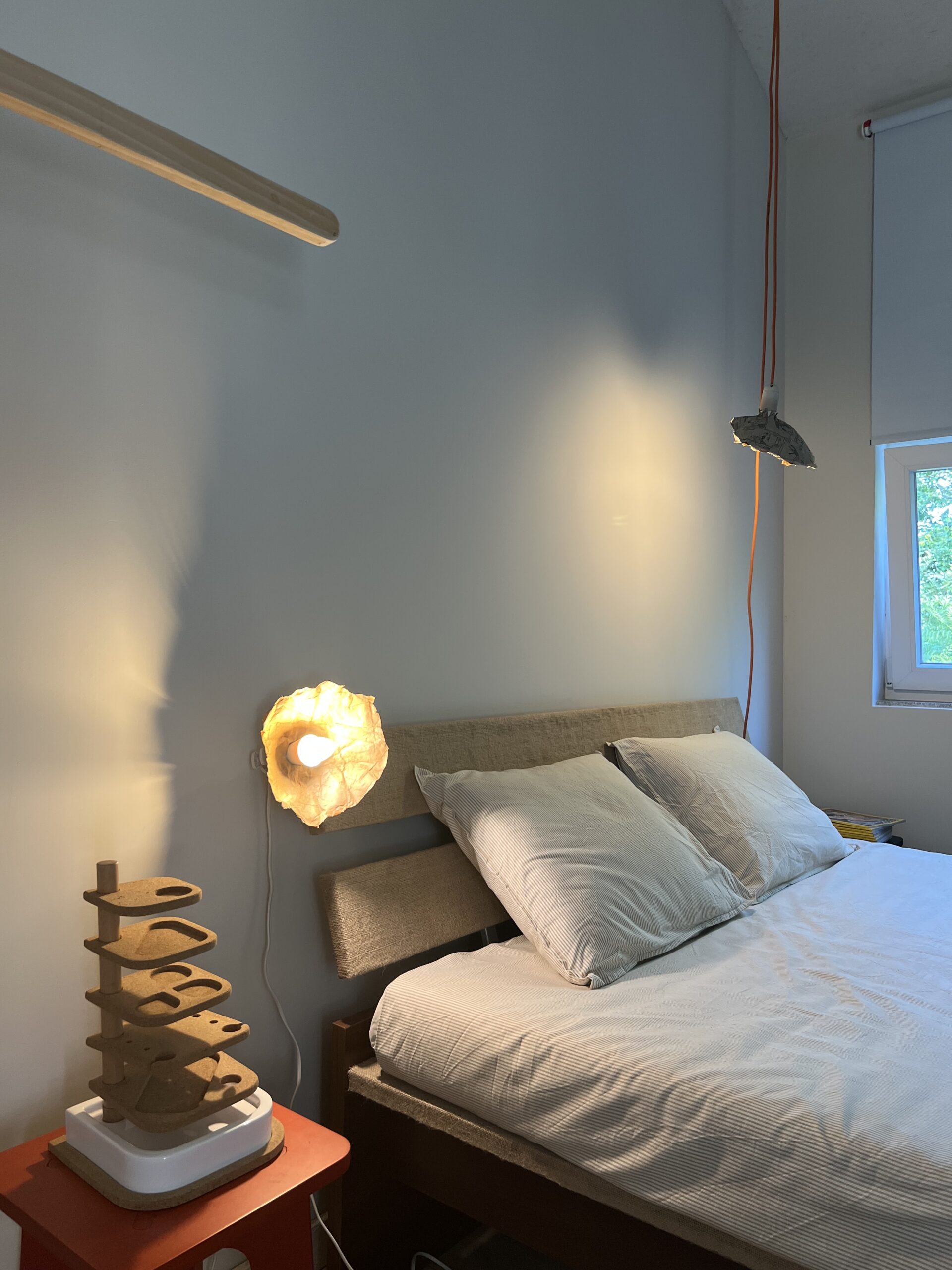 Quarto luminoso com cama de casal na Casa do Lento