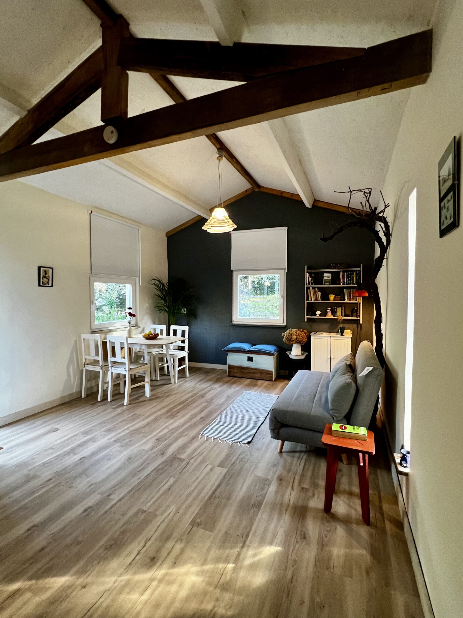 Interior acolhedor da Casa do Lento em Covas