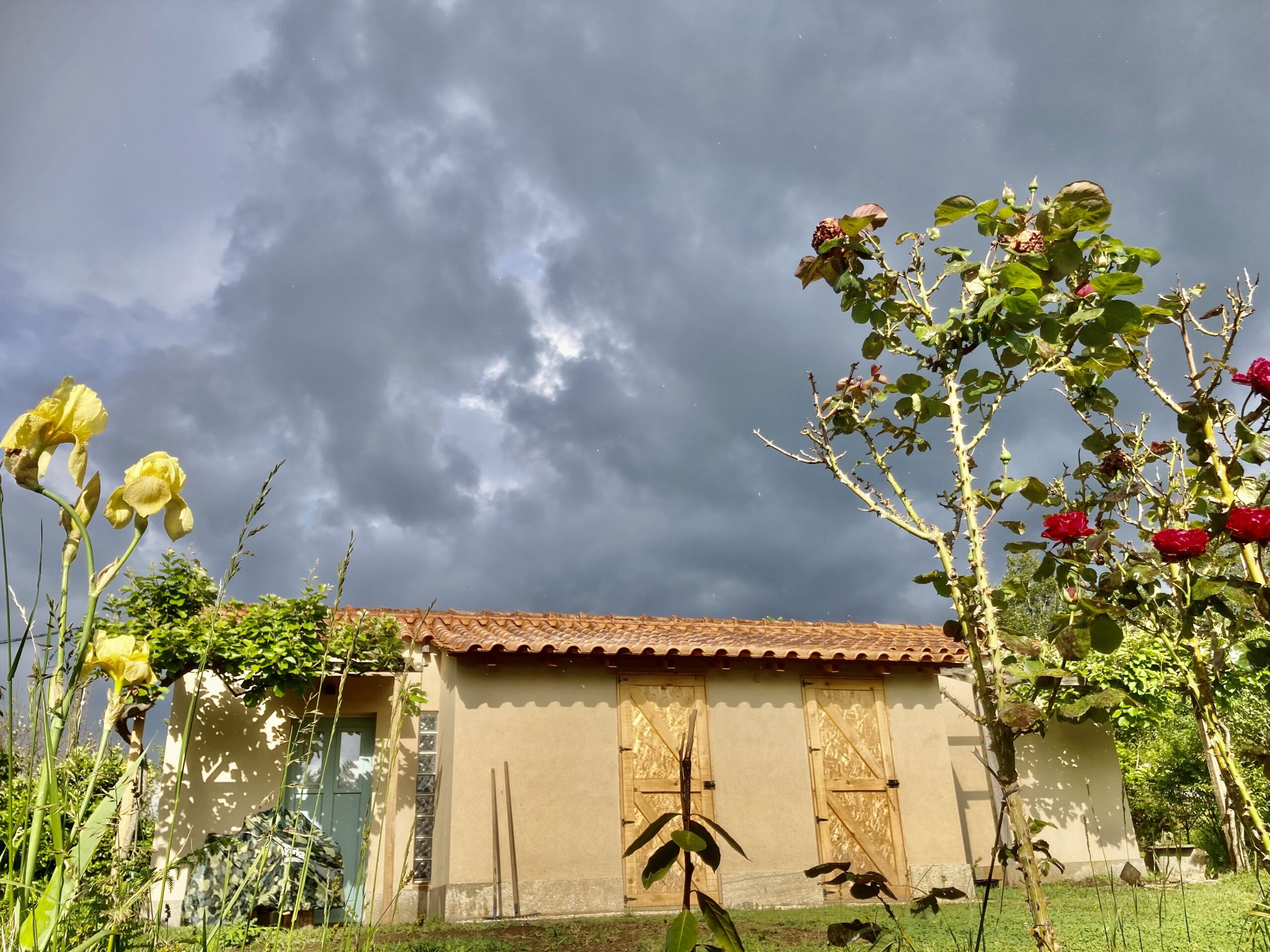 Exterior da Casa do Lento com jardim e céu do Alto Minho