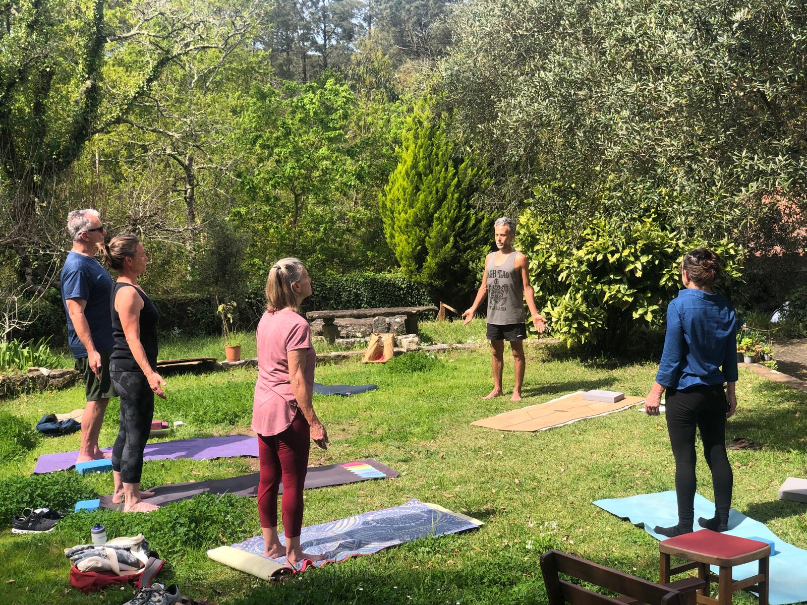 Sessão de yoga no jardim da Casa do Lento